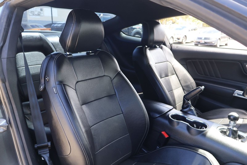 Ford Mustang Vehicle Full-screen Gallery Image 18