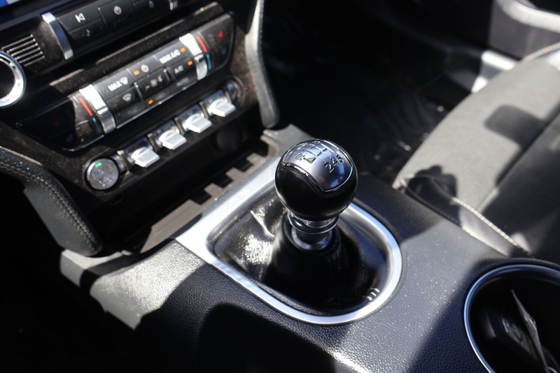 Ford Mustang Vehicle Full-screen Gallery Image 28