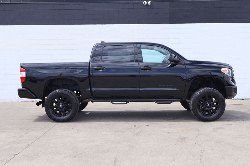 Toyota Tundra 4WD Vehicle Full-screen Gallery Image 04