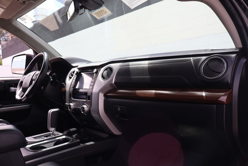 Toyota Tundra 4WD Vehicle Full-screen Gallery Image 18
