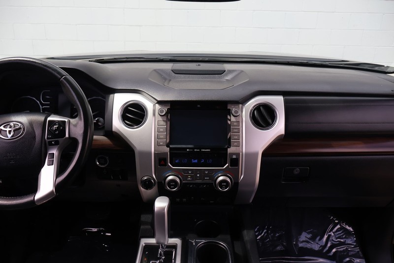 Toyota Tundra 4WD Vehicle Full-screen Gallery Image 26