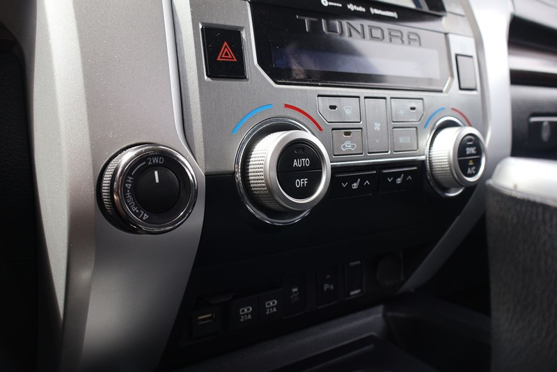 Toyota Tundra 4WD Vehicle Full-screen Gallery Image 29
