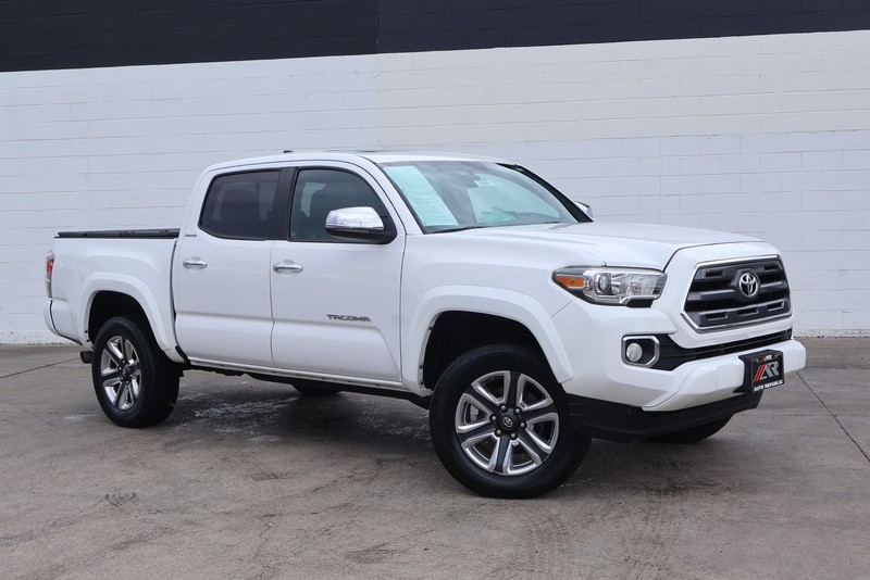 Toyota Tacoma Vehicle Full-screen Gallery Image 01