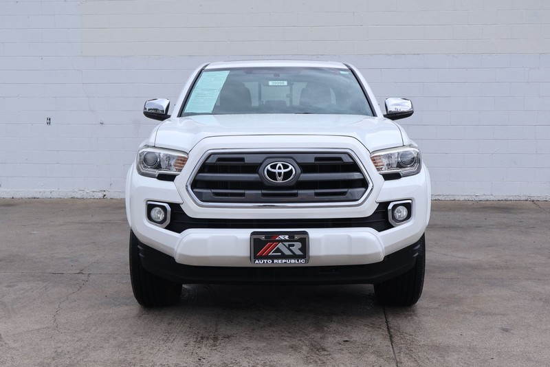 Toyota Tacoma Vehicle Full-screen Gallery Image 02