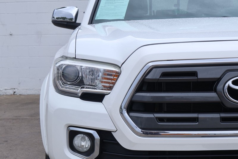 Toyota Tacoma Vehicle Full-screen Gallery Image 03
