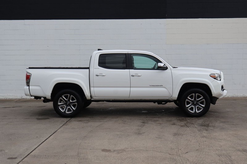 Toyota Tacoma Vehicle Full-screen Gallery Image 04