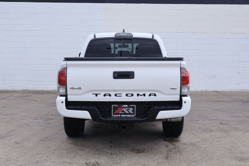 Toyota Tacoma Vehicle Full-screen Gallery Image 06
