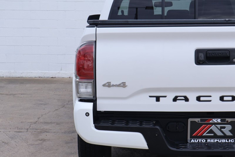Toyota Tacoma Vehicle Full-screen Gallery Image 07