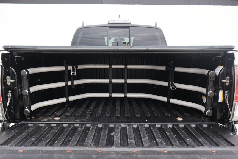 Toyota Tacoma Vehicle Full-screen Gallery Image 08