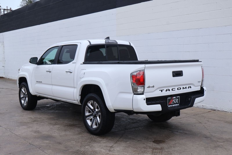 Toyota Tacoma Vehicle Full-screen Gallery Image 09