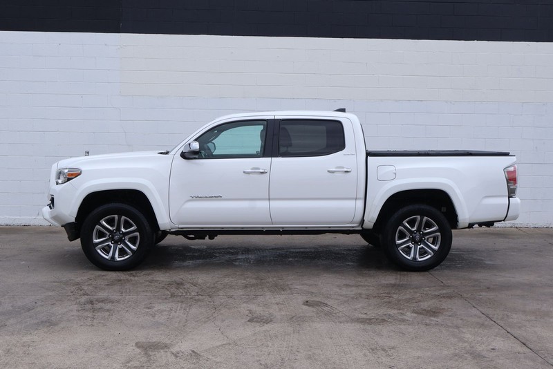 Toyota Tacoma Vehicle Full-screen Gallery Image 10