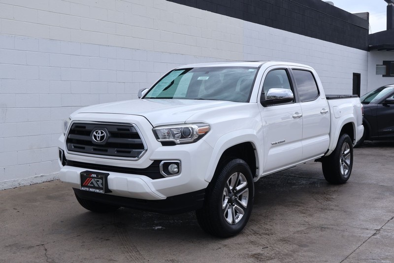 Toyota Tacoma Vehicle Full-screen Gallery Image 11