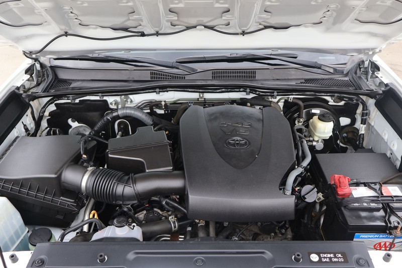 Toyota Tacoma Vehicle Full-screen Gallery Image 12