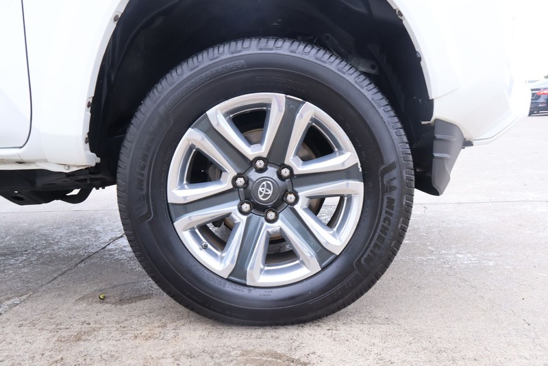 Toyota Tacoma Vehicle Full-screen Gallery Image 13