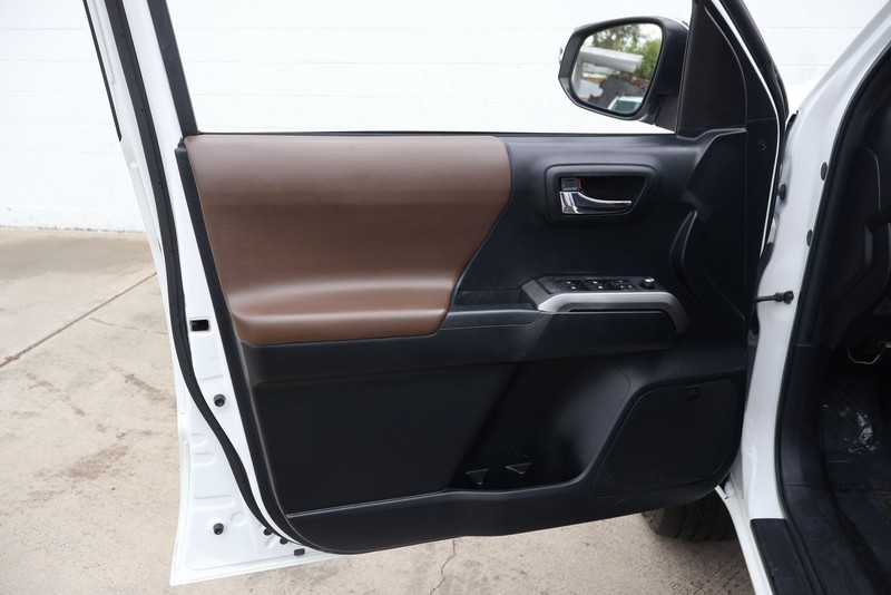 Toyota Tacoma Vehicle Full-screen Gallery Image 14