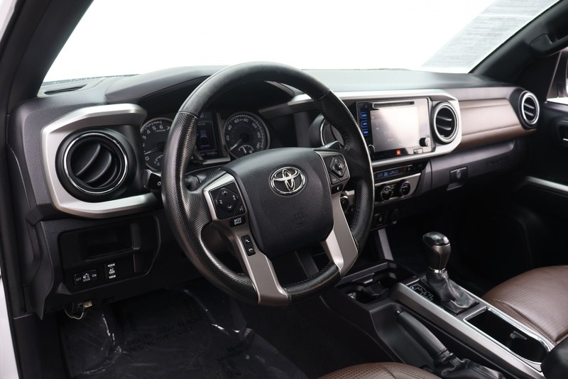 Toyota Tacoma Vehicle Full-screen Gallery Image 15