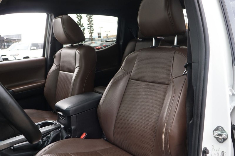 Toyota Tacoma Vehicle Full-screen Gallery Image 16