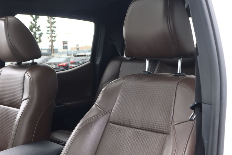 Toyota Tacoma Vehicle Full-screen Gallery Image 17