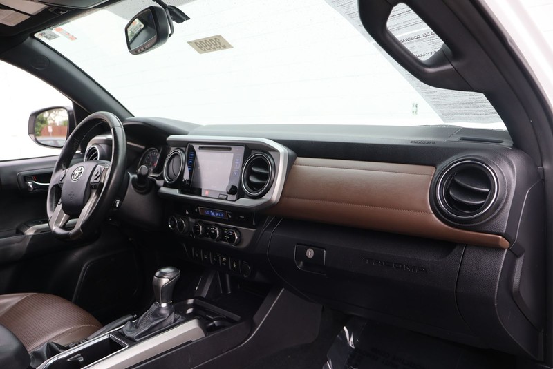 Toyota Tacoma Vehicle Full-screen Gallery Image 18