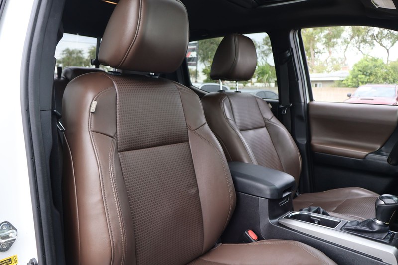 Toyota Tacoma Vehicle Full-screen Gallery Image 19