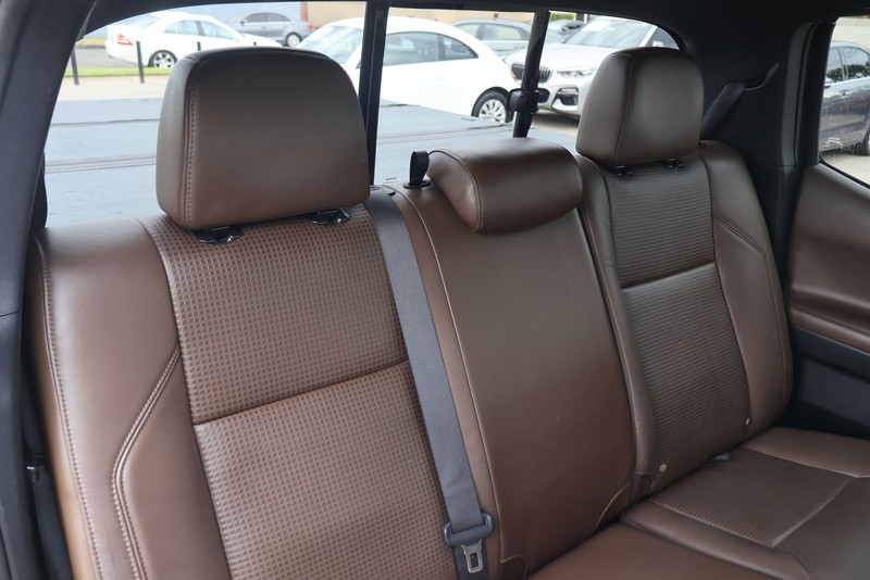 Toyota Tacoma Vehicle Full-screen Gallery Image 20