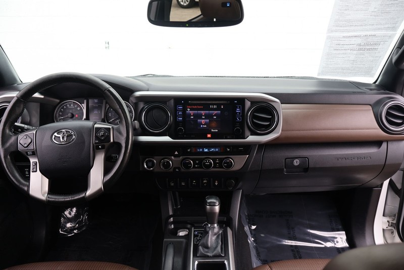Toyota Tacoma Vehicle Full-screen Gallery Image 21