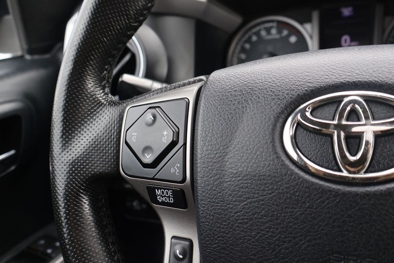 Toyota Tacoma Vehicle Full-screen Gallery Image 24