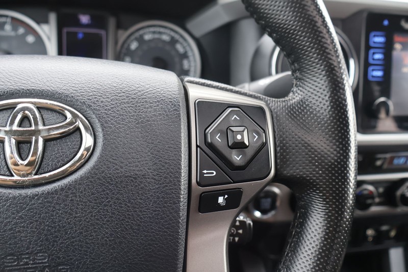 Toyota Tacoma Vehicle Full-screen Gallery Image 25