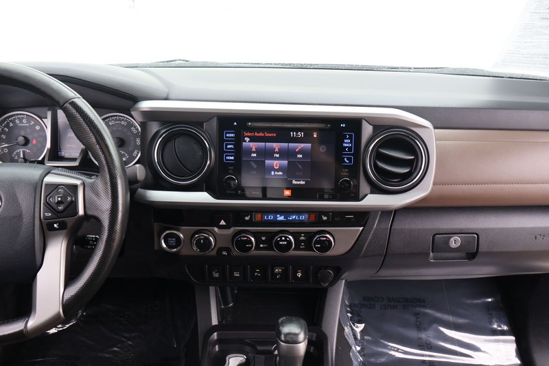 Toyota Tacoma Vehicle Full-screen Gallery Image 26