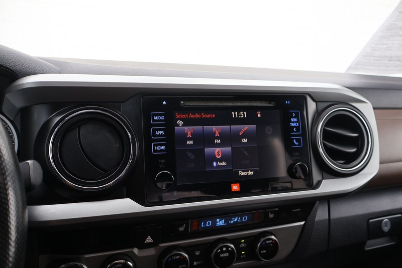 Toyota Tacoma Vehicle Full-screen Gallery Image 27