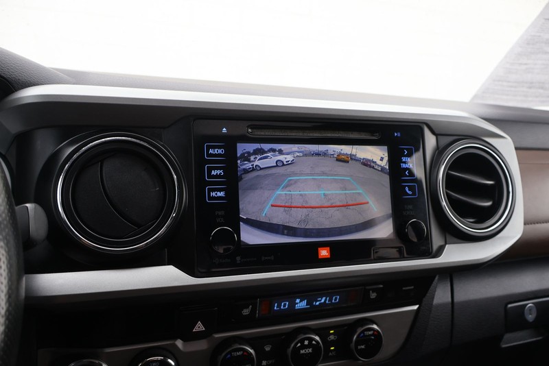 Toyota Tacoma Vehicle Full-screen Gallery Image 28