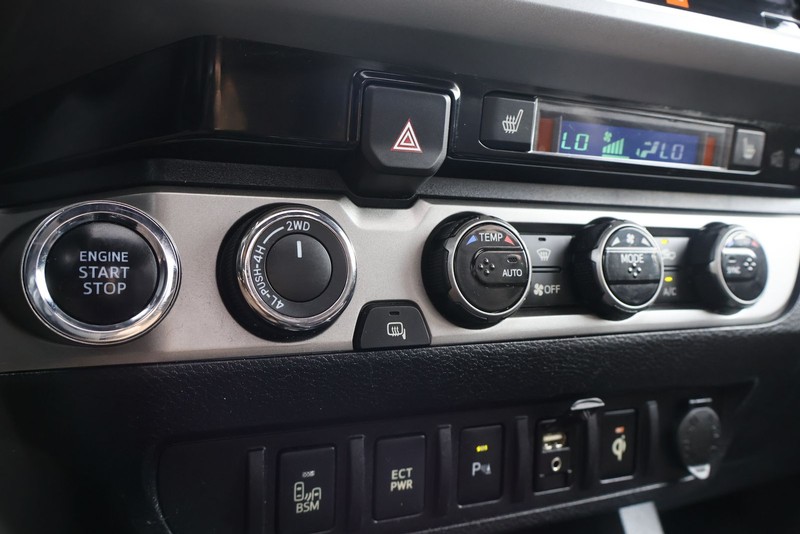 Toyota Tacoma Vehicle Full-screen Gallery Image 29
