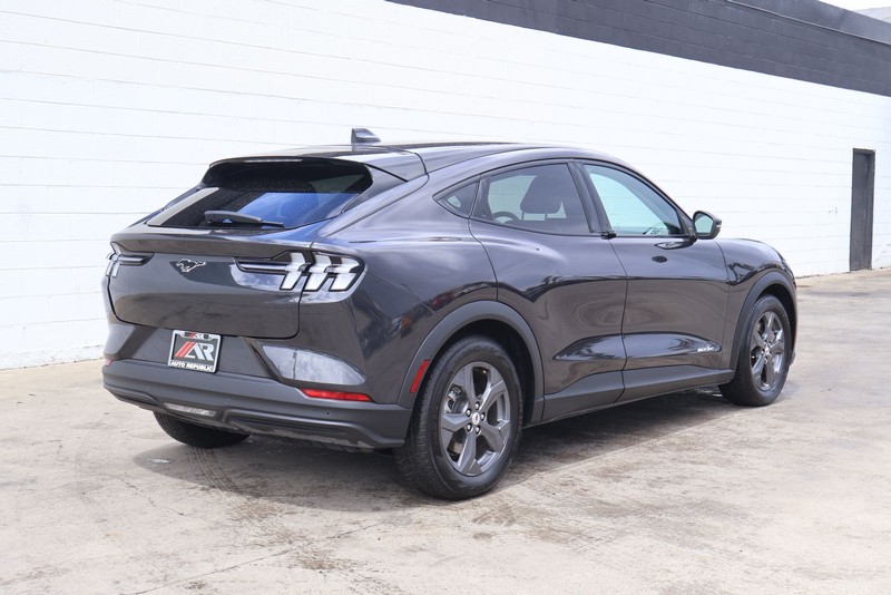 Ford Mustang Mach-E Vehicle Full-screen Gallery Image 05