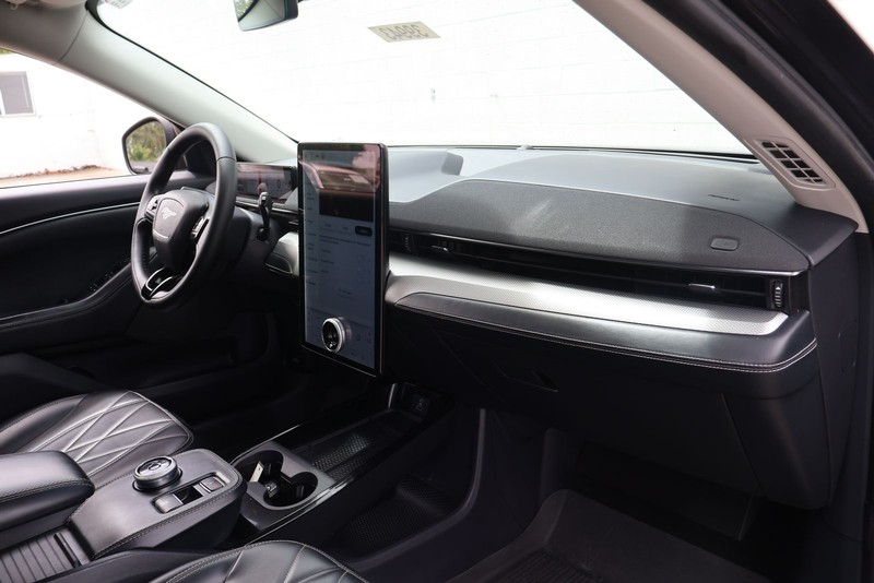 Ford Mustang Mach-E Vehicle Full-screen Gallery Image 18