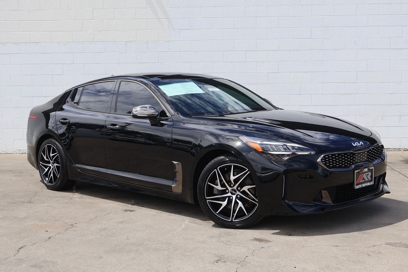 Kia Stinger Vehicle Full-screen Gallery Image 01
