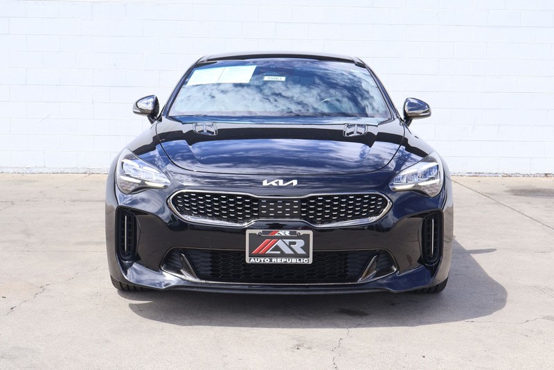 Kia Stinger Vehicle Full-screen Gallery Image 02