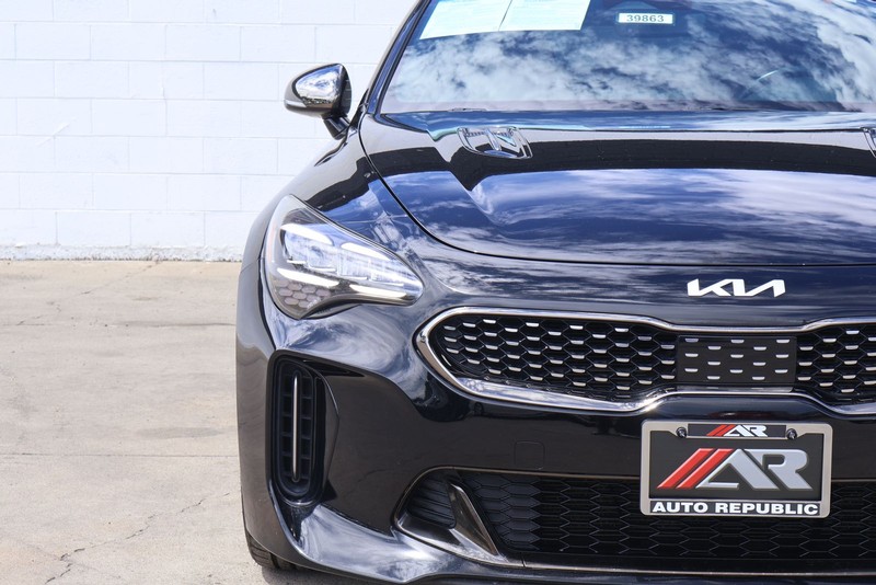 Kia Stinger Vehicle Full-screen Gallery Image 03
