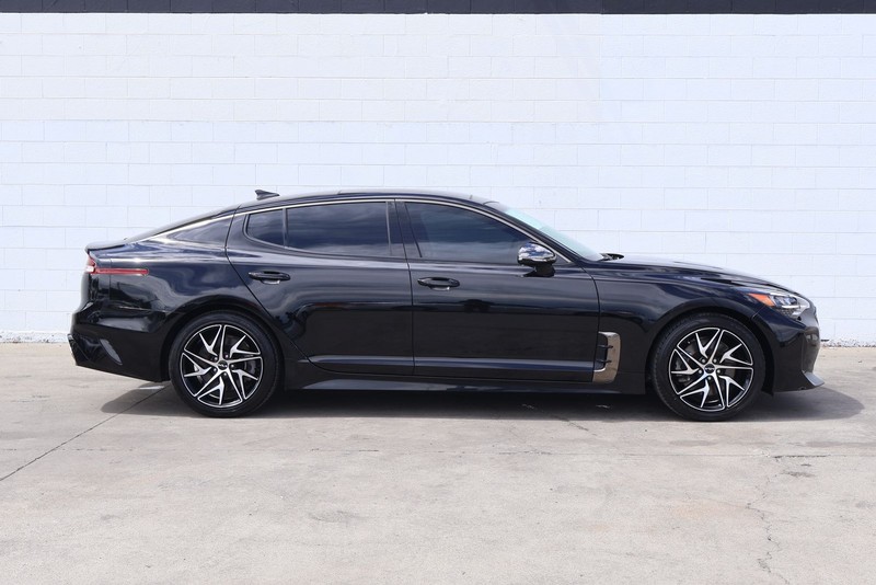 Kia Stinger Vehicle Full-screen Gallery Image 04