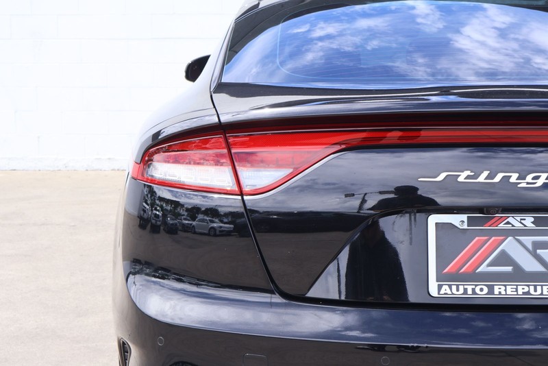 Kia Stinger Vehicle Full-screen Gallery Image 07