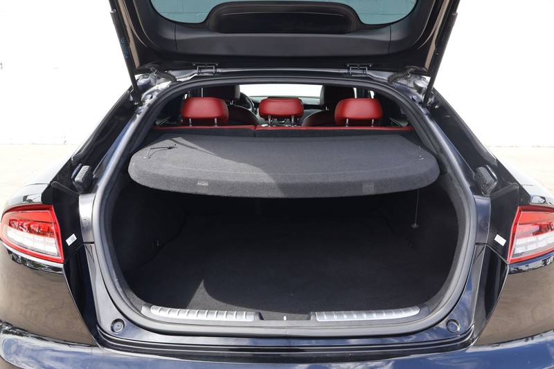 Kia Stinger Vehicle Full-screen Gallery Image 08