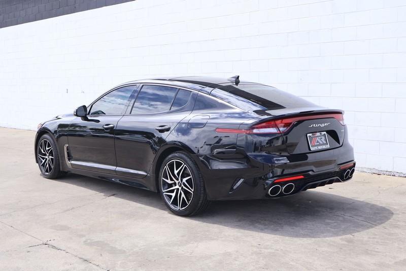 Kia Stinger Vehicle Full-screen Gallery Image 09