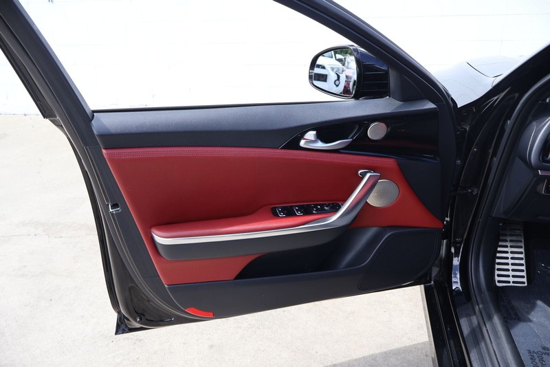 Kia Stinger Vehicle Full-screen Gallery Image 14