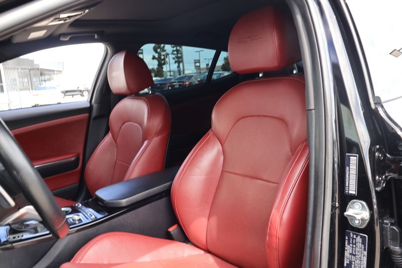 Kia Stinger Vehicle Full-screen Gallery Image 16