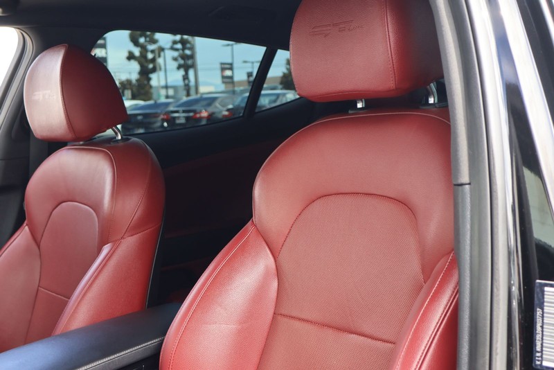 Kia Stinger Vehicle Full-screen Gallery Image 17