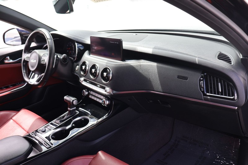Kia Stinger Vehicle Full-screen Gallery Image 18