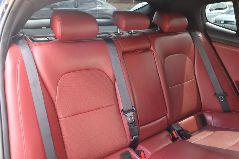 Kia Stinger Vehicle Full-screen Gallery Image 20