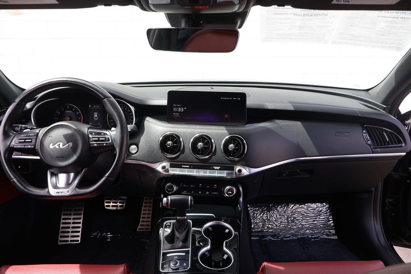 Kia Stinger Vehicle Full-screen Gallery Image 21