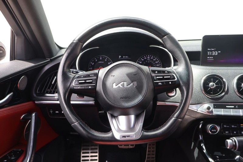 Kia Stinger Vehicle Full-screen Gallery Image 23