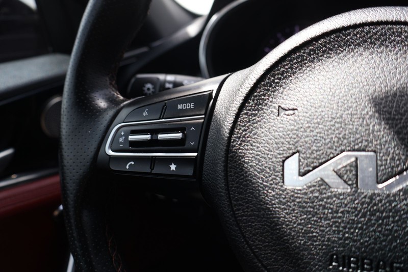 Kia Stinger Vehicle Full-screen Gallery Image 24