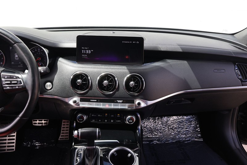 Kia Stinger Vehicle Full-screen Gallery Image 26